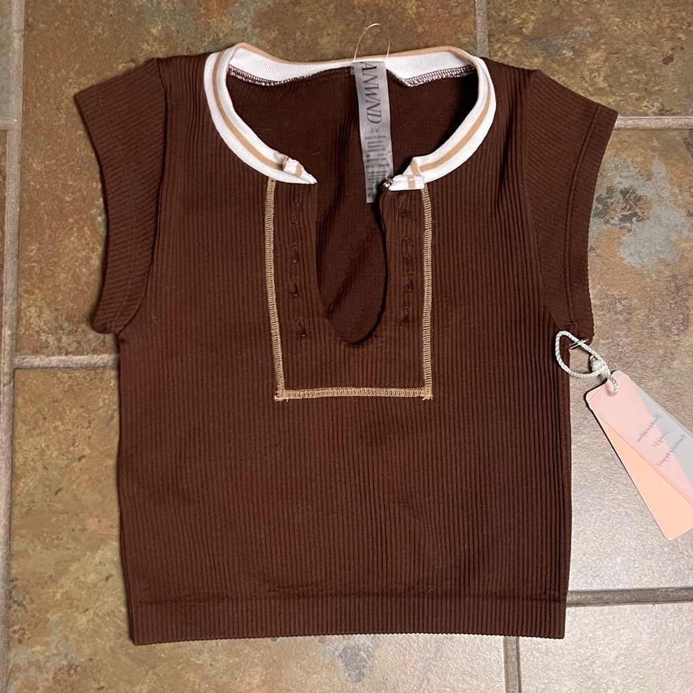 NWT Anwnd Ribbed Sporty Crop Top - Picture 3 of 6
